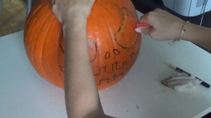 Halloween. Рисунок на тыкве. Как вырезать тыкву.