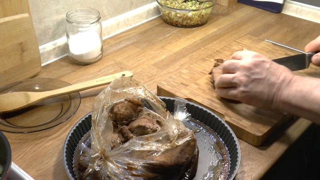 Превосходный пирог с запечённой свининой и жареным луком на фабричном дрожжевом тесте смотреть онлайн