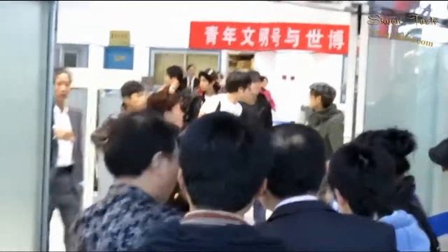 291010 Siwon @ Nanjing Airport смотреть онлайн