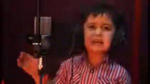 Малый таджик поет песню