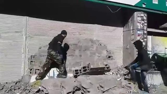 В Киеве разобрали стену, построенную противниками присутствия Сбербанка России смотреть онлайн