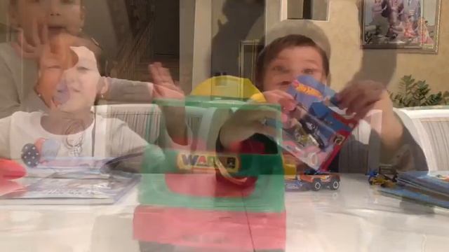 Hotweels самолет и Комикс Холодное Сердце смотреть онлайн