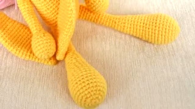 Зайка с длинными ушами амигуруми.