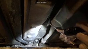 Показываю как я регулировал натяжение тросика на ручнике Калина КРОСС
