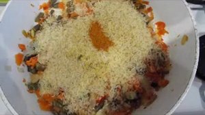 Пропаренный рис с овощами.