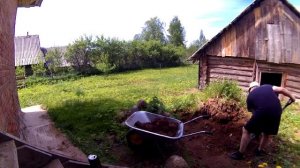 Разбираю кучу глины и битого кирпича от старой печки.
