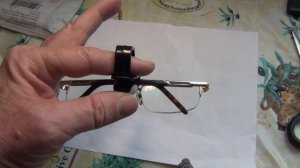 Автомобильный держатель очков на солнцезащитный козырек
