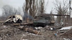 Бойцы РФ убирают подбитую технику ВСУ.