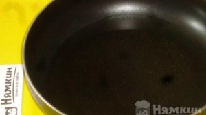 Покупные замороженные чебуреки на сковороде