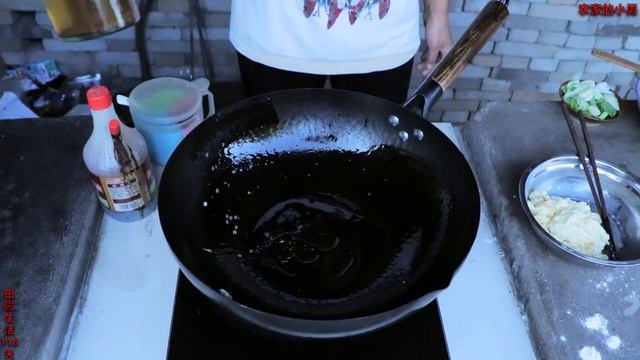【农家的小勇】小勇种完秋葵蒸馒头，炒一碗下饭菜，大白馒头就着下饭菜，真馋人