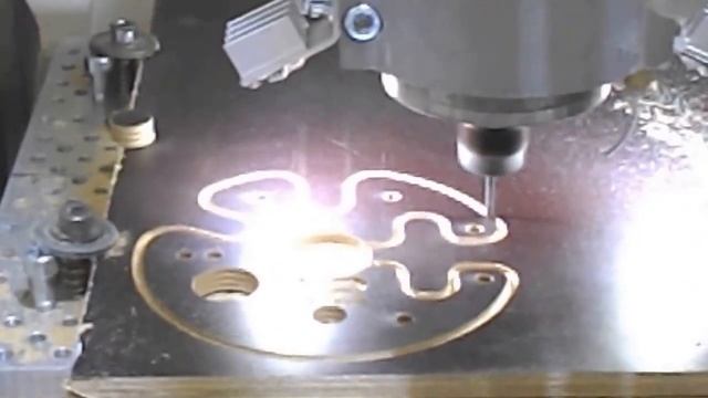 Фрезерование детали из фанеры на самодельном фрезерном станке с ЧПУ смотреть онлайн