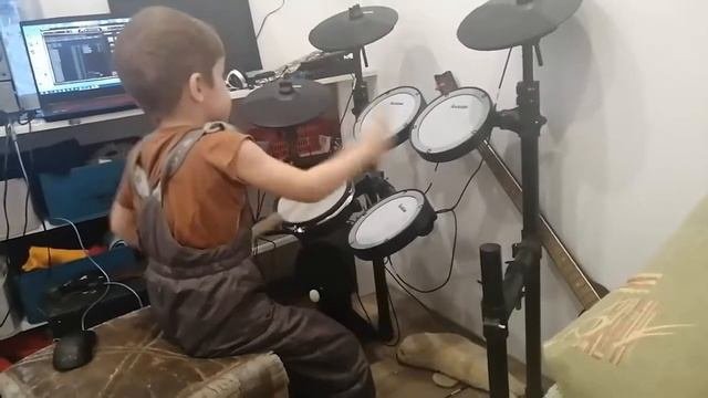 Ребенок  виртуозно играет на барабанах.