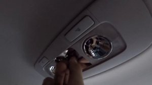 Замена ламп в потолочном плафоне освещения заднего ряда Шкода Октавия А7