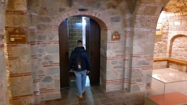 Вход в туалет в подвальном помещении монастыря Варлаам 14 века в Метеорах, Греция