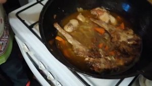 Тушёный кролик с овощами, в казане.
