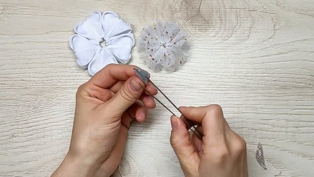 Новогодние резинки для волос своими руками ? Мастер класс Канзаши ? смотреть онлайн