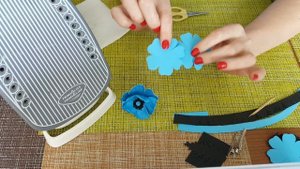 Цветы из фоамирана своими руками за пять минут. Мастер класс заколка с цветами легко и быстро.