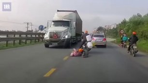 Спасение ребенка от грузовика в последнюю секунду