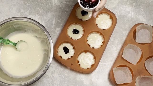 КАК ПРИГОТОВИТЬ МАФФИНЫ С НАЧИНКОЙ? Кексы с джемом внутри - сладкая выпечка к чаю смотреть онлайн