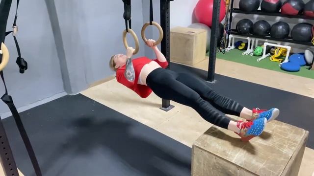 Горизонтальные подтягивания на кольцах с ногами на возвышенности смотреть онлайн