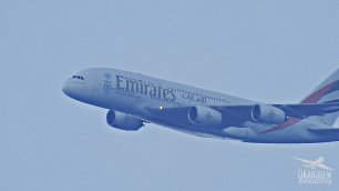 Как детишки заглушают криками гигантский самолет Airbus A380 заходит на посадку. Смотреть со звуком.