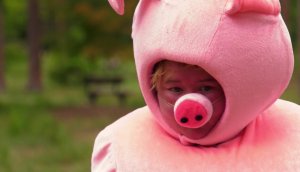 Пацанки: Зарина в образе свинки
