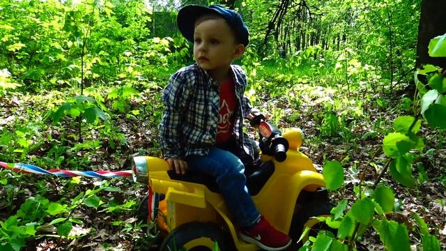 ЖЕЛЕЗНЫЙ ЧЕЛОВЕК против детских КВАДРОЦИКЛОВ видеодлядетей детскийютуб детскийканал kidsvideo