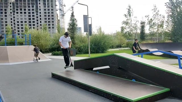 КТО КРУЧЕ СДЕЛАЕТ ТРЮК НА САМОКАТЕ ? смотреть онлайн