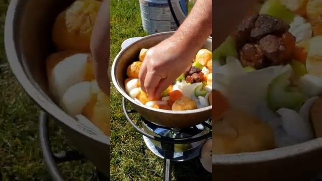Домляма с бараниной в казане на огне.