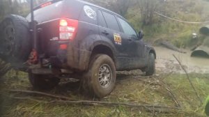Suzuki Grand Vitara на бездорожье, взятие точки.