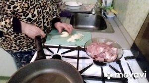 Вкусный Салат и Жарю Свиное Мясо до Сыроедением?? Одновременно идёт Трансляция с Иваном Бобровым???