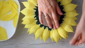 DIY что подарить учителю на 1 сентября? Подсолнух из конфет. Candy sunflower // Творческое место
