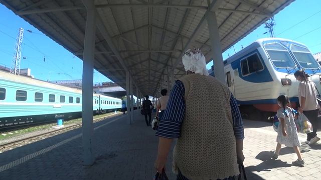 Вокзал Караганды - на пятом пути посадка на электричку Темиртау - Агадырь летом 2021 года