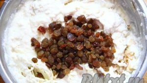 Творожная запеканка с яблоками и изюмом