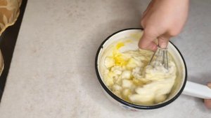 Манная запеканка с яблоками и изюмом