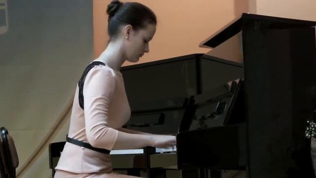 Играет Анна-Мария