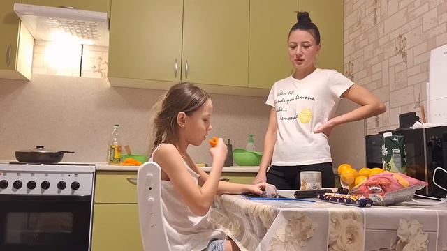 ВИТАЛИК И АНГЕЛИНА В СТОЛИЦЕ КУБАНИ / НАСТЯ ПРИГОТОВИЛА БУЛГУР / РАСТУЩИЙ СТУЛ "КУЗЯ" НА РАСХВАТ