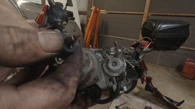 Fixing a Honda Elite 150 scooter смотреть онлайн