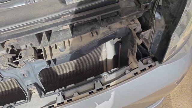 Замена лампочки в левой передней фаре Гольф 7. смотреть онлайн