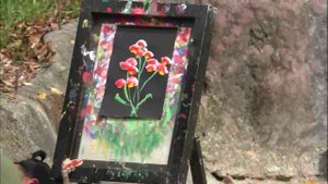 Слон рисует