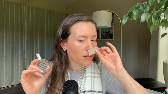 ASMR Perfume Review - Banana Republic Modern Woman - Glass Tapping & Whispering смотреть онлайн