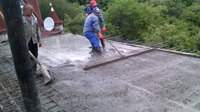 Выравнивание бетона правилом