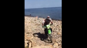 Мотоциклист отжег на пляже