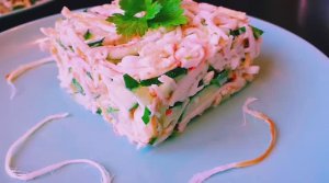 Салат с крабовыми палочками, омлетом и копченым сыром. Интересный вариант любимого салата.
