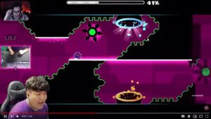 DeCody смотрит как Dorami играет голосом