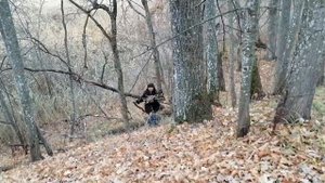 ⛺Землянка в лесу. ?Делаем крышу в землянке с подписчиком! Лесные люди в лесном лагере.