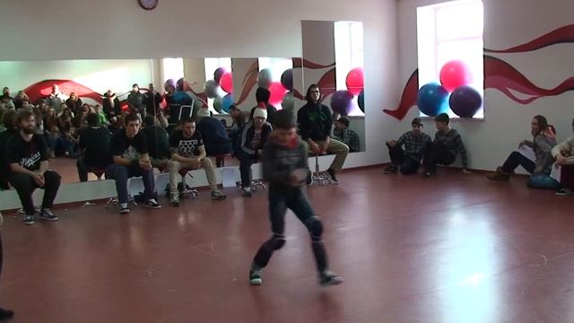 Батлы участников Чемпионата брейкданса в фитнес клубе "Аврора", Херсон. смотреть онлайн