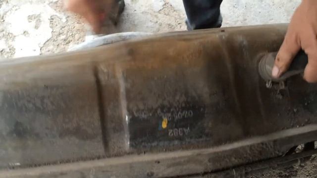 Ревизия топливного бака на Паджеро 4 - Чистка от грязи смотреть онлайн