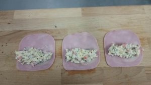 Рулетики из ветчины, на закуску всем нужны.