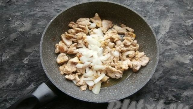 Филе индейки с макаронами на сковороде